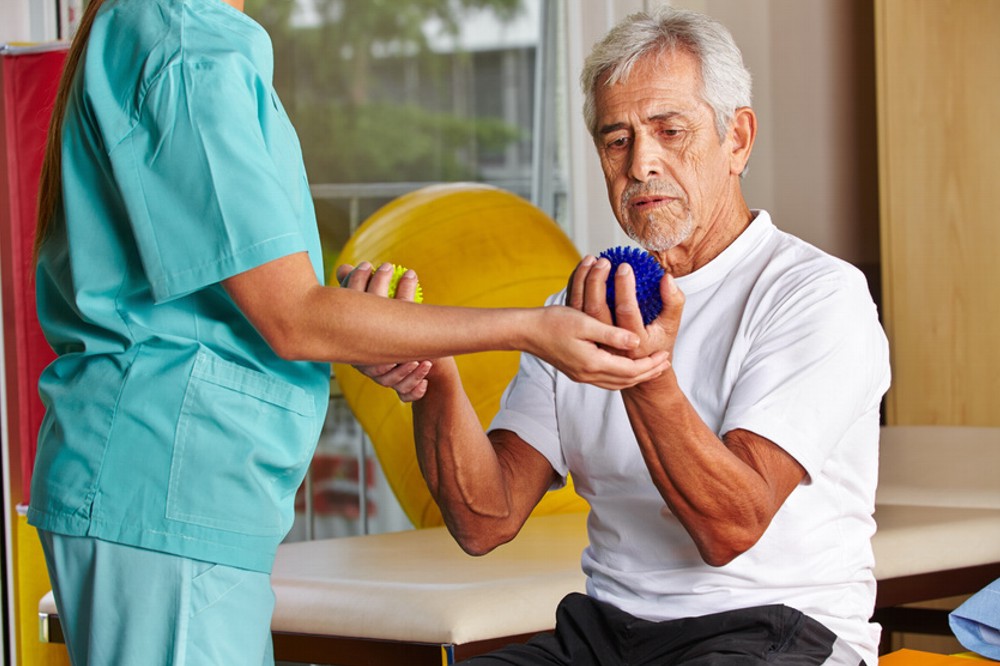 Ball-Therapie mit einem Senior